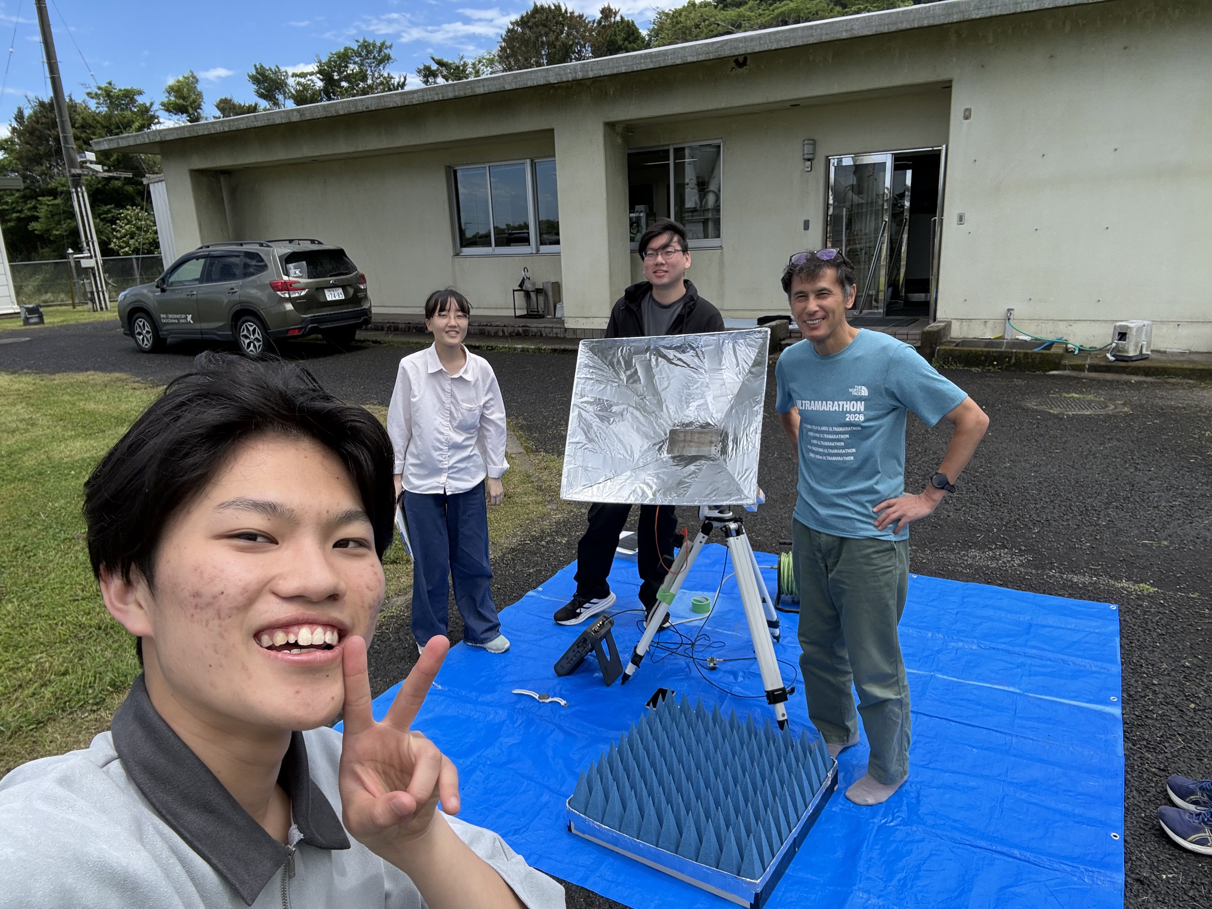 実験メンバーの集合写真。手前がB3橋本。奥左から順に、高坂、川上、今井